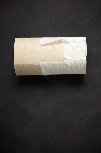 Пустой Рулон Туалетной Бумаги Черном Столе — стоковое фото