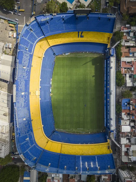 ボカ地区 ブエノスアイレス アルゼンチンの青と黄色のラ ボンボネラサッカースタジアムへの美しい空中ビュー — ストック写真
