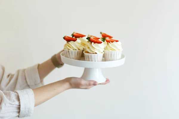 Cupcakes Creme Com Morangos Frescos Recém Preparados Pelo Chef Pastelaria — Fotografia de Stock