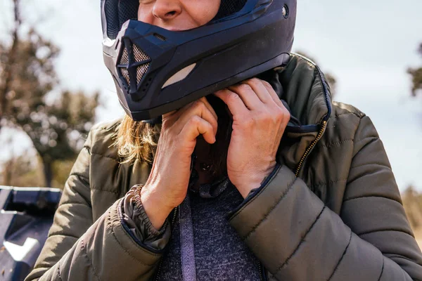 Archivbild Einer Frau Die Sich Einen Motorradhelm Umschnallt — Stockfoto