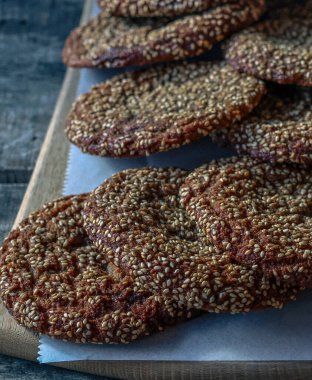 Susamlı kurabiye yığını.