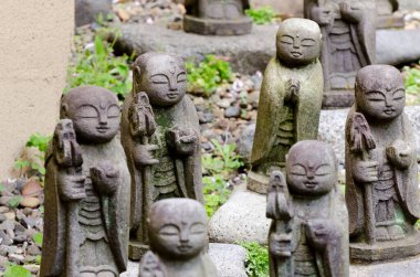 Bir grup keşiş taş bir yüzeyde oturuyor.