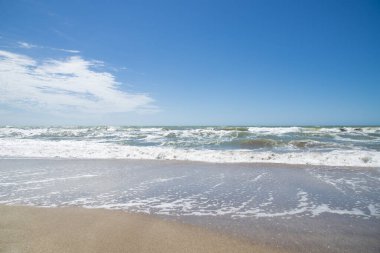 Sahilin, denizin, gökyüzünün ve kumların manzarası