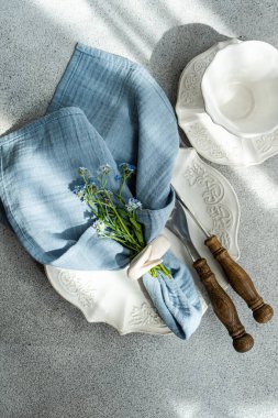 Çiçekli bahar masası.