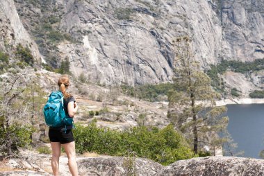 Yürüyüşçü Hetch Hetchy 'nin ihtişamını düşünüyor, Yosemite