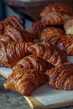 Taze pişmiş kruvasan yığını.
