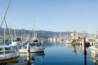 Tekneli liman ve temiz dağ zeminli