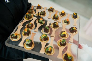 Tahta kaşıklarda nefis kaplanmış gurme mezeleri.