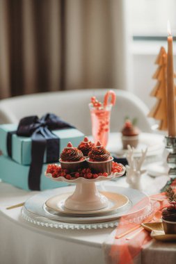 Üçlü Muamele: Kutlama Masasında Üç Çikolatalı Kek