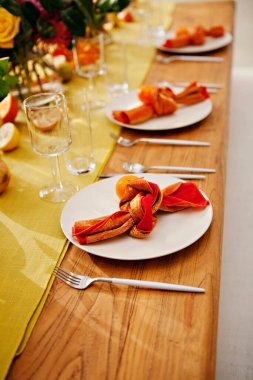 Zarif turuncu peçeteli sarı masa koşucusu.