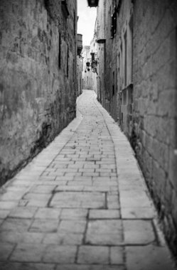 Eski şehir Mdina 'nın dar sokaklarında kaldırımlı bir ara sokak, Malta