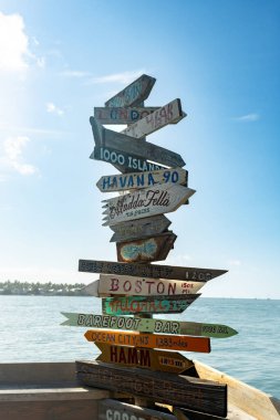 Yön Tabelaları Tahta El Boyalı Plaj Kasabası Florida Keys Yazı