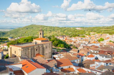 Montanchez ve San Mateo Kilisesi manzarası