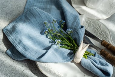 Çiçekli bahar masası.