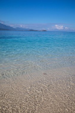 Güneşli bir günde güzel bir su.