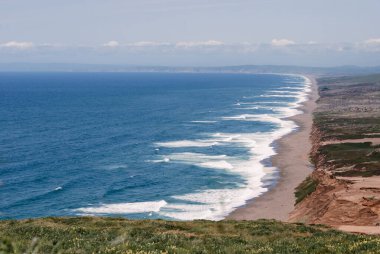 Point Reyes Sahili 'nin geniş manzarası, sakin ve vahşi.