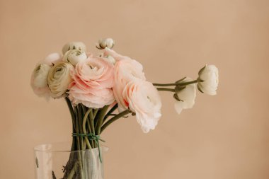 Anneler günü beyaz ve pembe vazoda çiçek buketi
