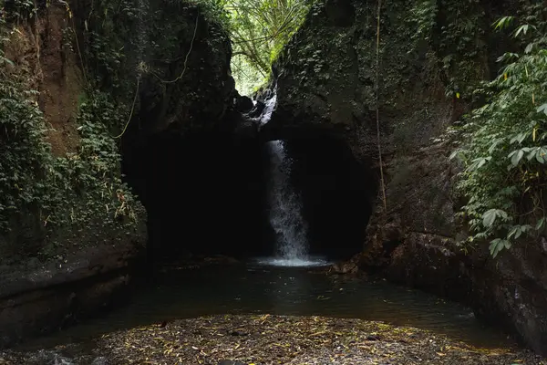 Wasserfall Einer Höhle Dschungel Bali lizenzfreie Stockbilder