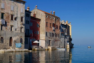 Hırvatistan 'ın Rovinj kentinde Deniz Kenarı Peyzaj ve Tekneleri Rahatlıyor