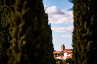Mezarlık selvi ağaçları arasında Alhambra Kilisesi