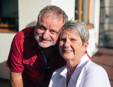 Neşeli Son Sınıf Çifti Kucaklaşıyor ve Birlikte Gülüyorlar