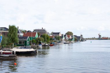 Zaan Nehri üzerindeki Zaanse Schans 'taki evler