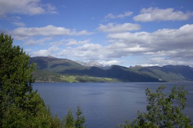Norveç 'te Bereketli Dağlar ve Mavi Gökyüzü Manzarası