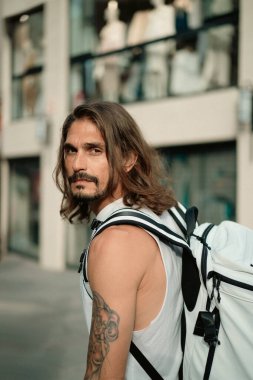 Sırt çantalı bir turist şehirde dolaşıyor..