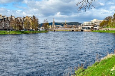 İskoçya 'da Bahar boyunca Ness Nehri boyunca