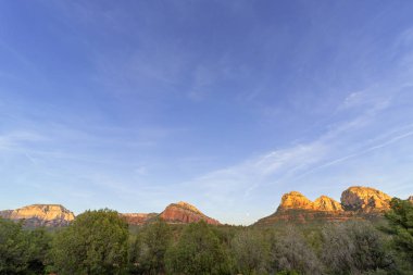 Mavi Gök Karşısındaki Kızıl Kaya Dağlarının Manzarası