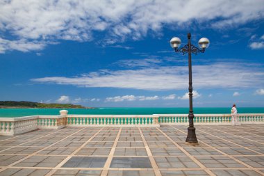 El Sardinero sahillerinde yalnız bir turist, Santander