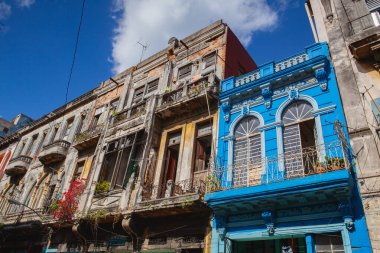 Havana 'da yenilenmiş ve çürümüş ama yine de güzel bir mimari.