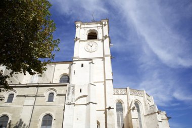 Fransa 'nın L' Isle-sur-la-Sorgue kentindeki Beyaz Kilisenin Romantik Görüşü