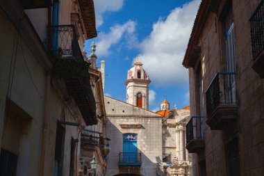 Katedral Meydanı, Eski Havana 'daki beş ana meydandan biridir.
