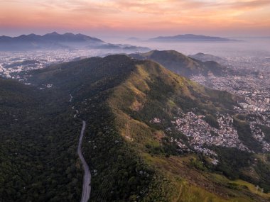 Tijuca Parkı 'ndaki yeşil yağmur ormanlarının güzel hava manzarası