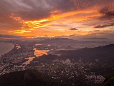 Pedra Bonita 'dan görünen turuncu bulutlarla güzel gün batımı manzarası