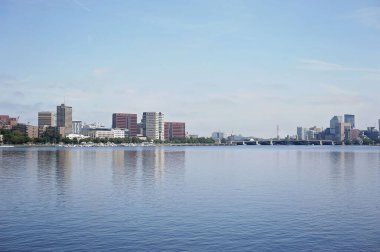 Serene Boston gökyüzü ve nehir açık güneşli bir günde