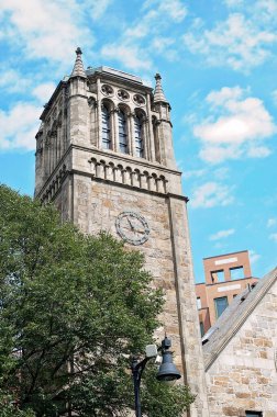 Boston 'da mavi gökyüzünün altında tarihi taş saat kulesi