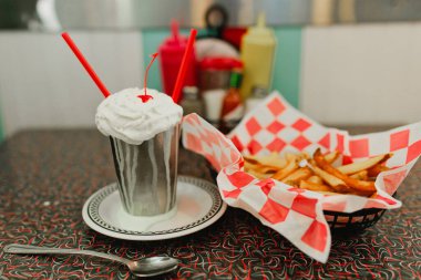 Nişan yüzüğü lokantada patates kızartmasında oturuyor.