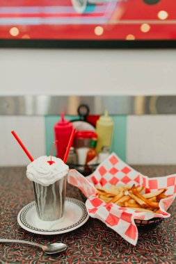 Nişan yüzüğü lokantada patates kızartmasında oturuyor.