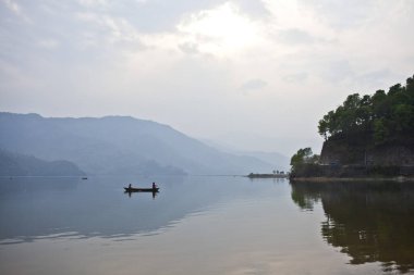 Nepal Güneydoğu Asya 'da Günbatımı ile Su Üzerine Kano Yansıması