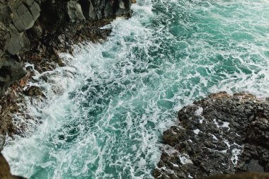 Hawaii Adası Kauai 'deki Lav Kayası' na sert mavi dalgalar çarptı.