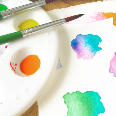 Parlak Suluboya Paleti ve Fırça ile Renk Tablosu