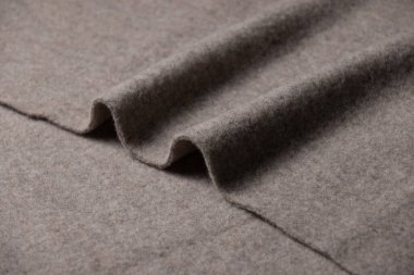 Yumuşak desenli katlanmış gri kumaşın yakın çekimi