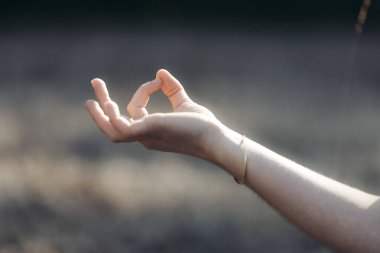 El, yumuşak doğal ışıkta sakin bir jest oluşturuyor.