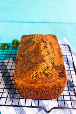 Kabak ekmeği tel askıda soğuyor.!