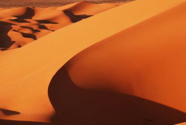 Sunset 'teki Serene Desert Kumulları