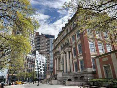 Queens, New York 'ta modern binaları ve ağaçları olan tarihi adliye sarayı.