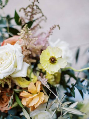 Gülleri ve canlı şakayıkları olan zarif bir düğün buketi