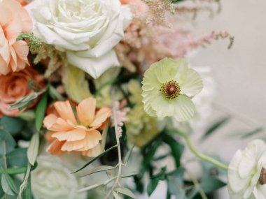 Gülleri ve canlı şakayıkları olan zarif bir düğün buketi